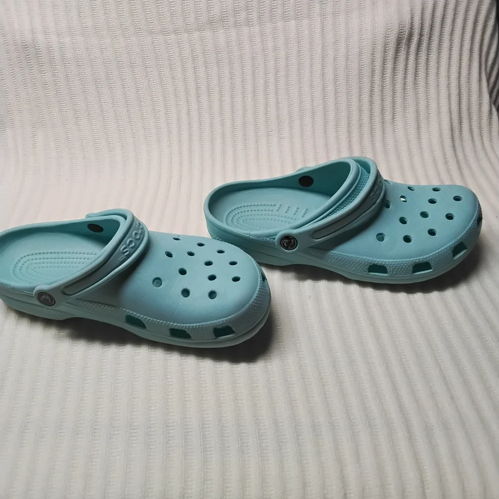 Crocks Classic Clogs In Blue/green Teal Color. Unisex Size Men's 8 Women's 10.